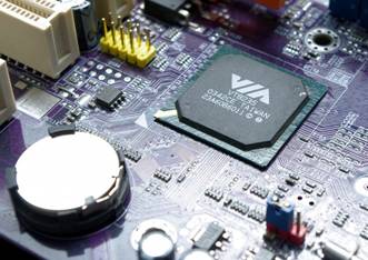 Fijaros en las conexiones que tiene el chipset. Dentro de la placa base es el componente mas importante. Tambin tenis la pila que sirve para que el reloj funcione correctamente.